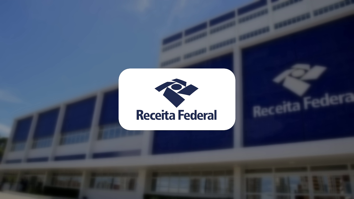 Sede da Receita Federal ao fundo, desfocada, com a marca da instituição centralizada em cartão branco.