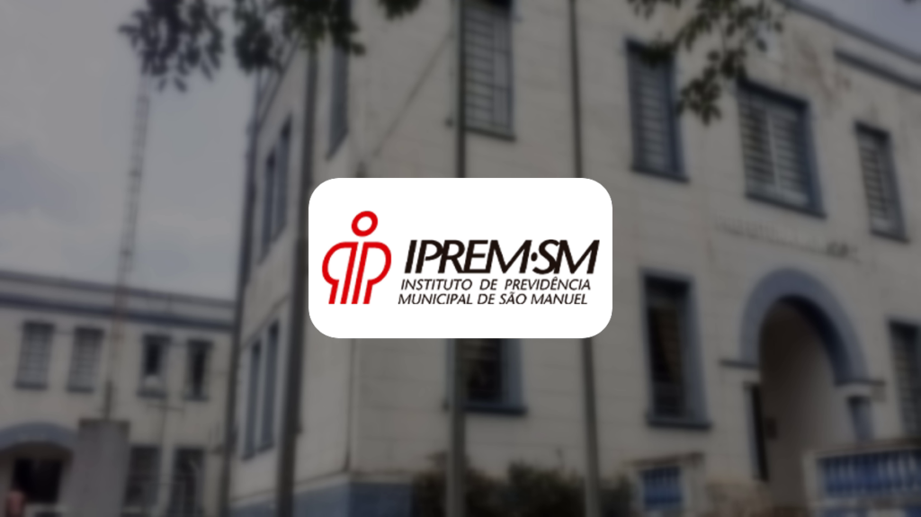 Imagem de São Manuel ao fundo, desfocada, com a marca do IPREM centralizada em cartão branco.
